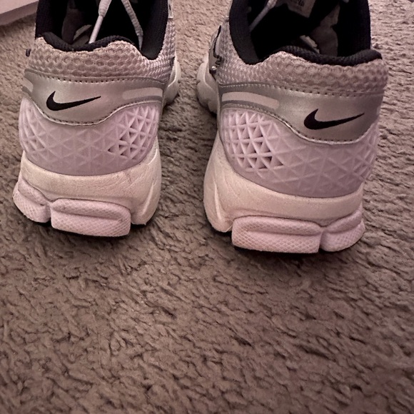 Nike Women’s Zoom Vomero 5 in Barely Grape/Photon Dust/Summit - Picture 14 of 16